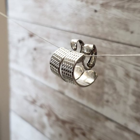 Vintage Clip On Earrings Square Pattern Chunky Silver Tone Hoops - Picture 2 of 4